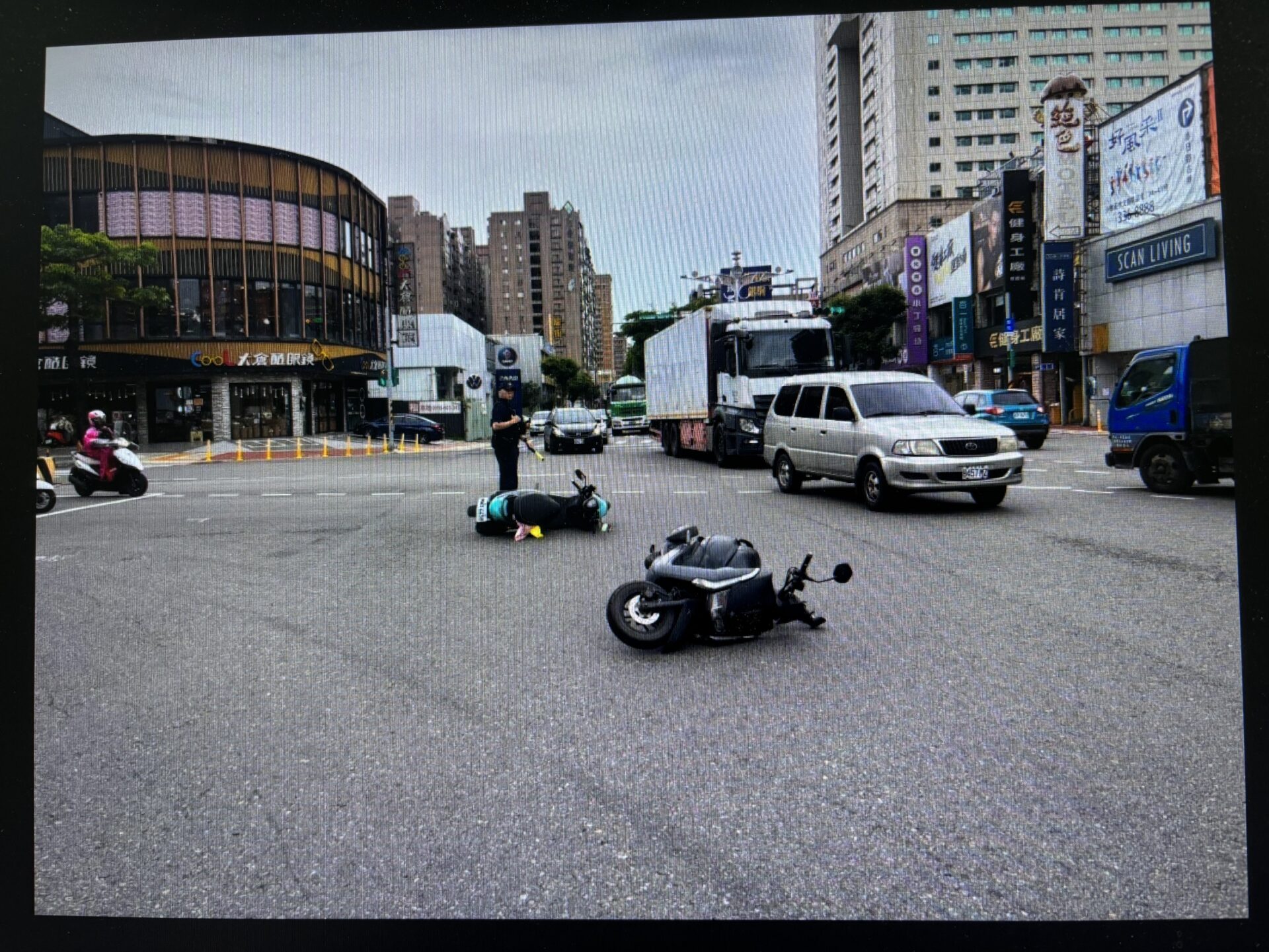 【有片】疑欲前往待轉區未打燈變道 後車閃避不及碰撞倒地 【有片】疑欲前往待轉區未打燈變道 後車閃避不及碰撞倒地