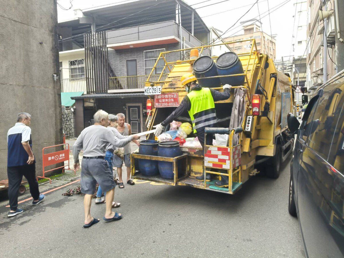 桃園市端午連假垃圾正常清運 環保局清潔隊員持續服務市民 桃園市端午連假垃圾正常清運 環保局清潔隊員持續服務市民