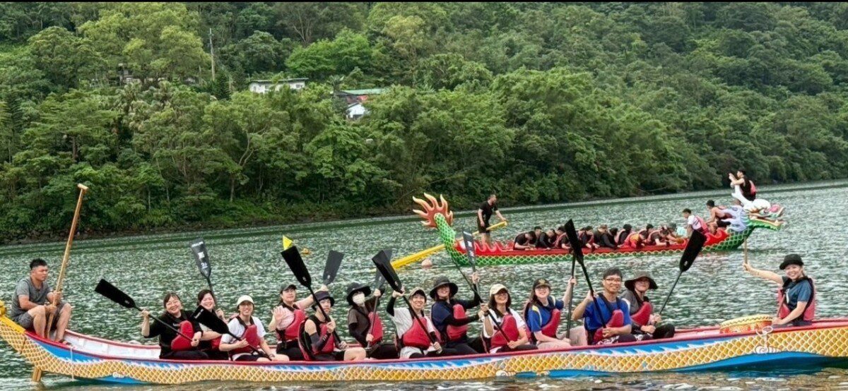 花蓮縣衛生局首度組隊賽龍舟「真的划不來」展現健康、快樂新職場文化 花蓮縣衛生局首度組隊賽龍舟「真的划不來」展現健康、快樂新職場文化