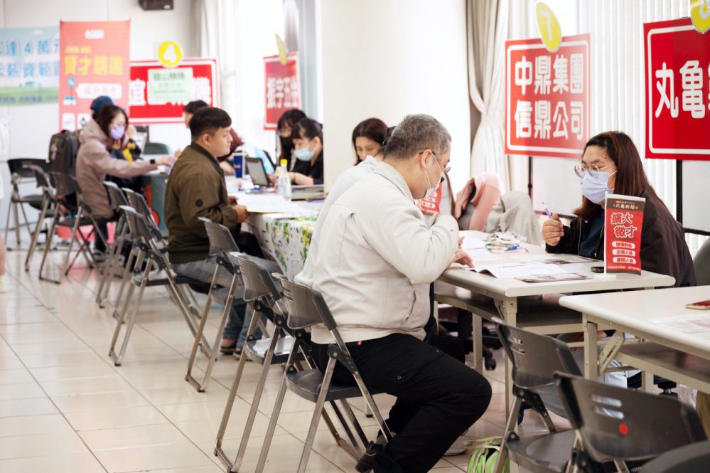 畢業求職季 桃竹苗轄區聯合徵才週週登場釋出9649職缺薪資上看100K 畢業求職季 桃竹苗轄區聯合徵才週週登場釋出9649職缺薪資上看100K