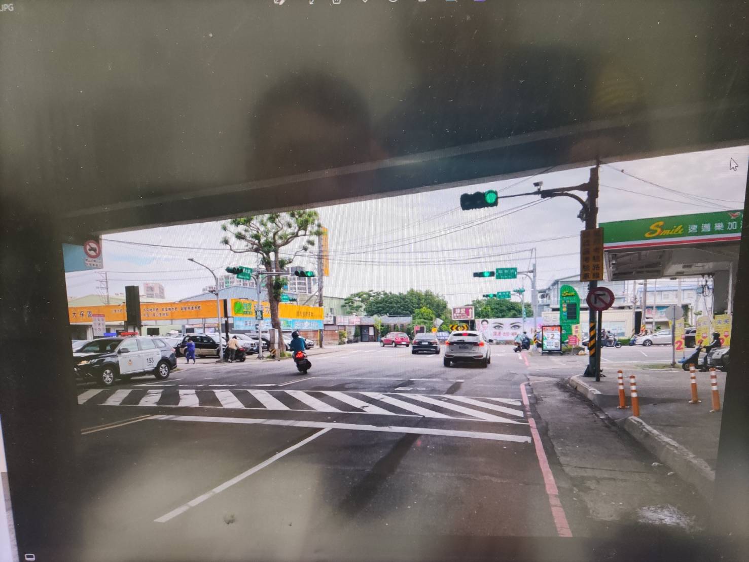 【有片】第一次騎車上學就闖紅燈！無辜騎士遭撞幸無受傷