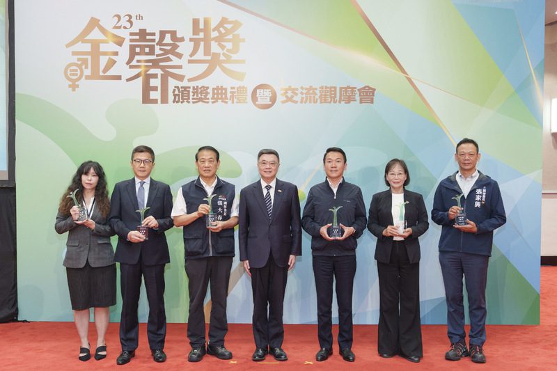 行政院長卓榮泰頒贈金馨獎優等獎座,高市府張家興副秘書長代表受獎 圖/高雄市政府 行政院長卓榮泰頒贈金馨獎優等獎座,高市府張家興副秘書長代表受獎 圖/高雄市政府