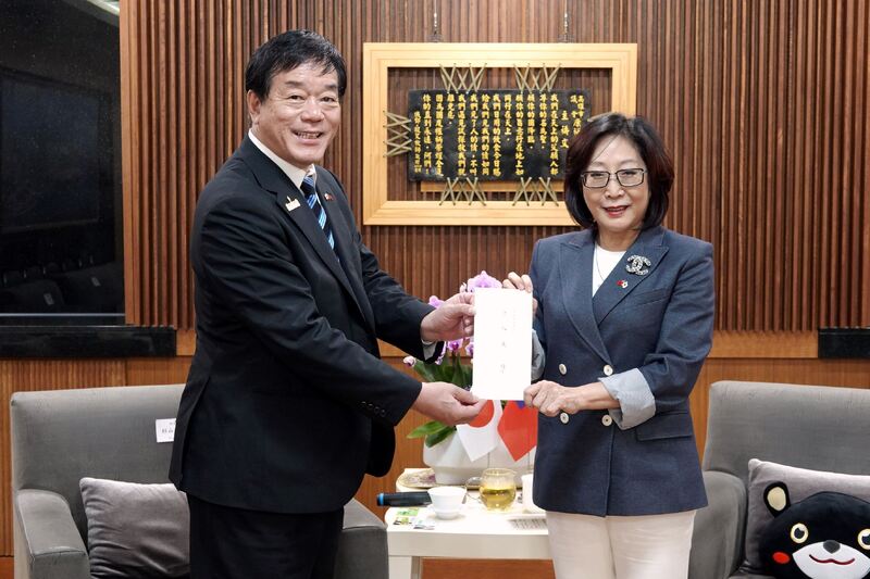 神奈川縣議會杉山信雄議員拜會康議長 親遞2025日台交流高峰會邀請函 神奈川縣議會杉山信雄議員拜會康議長 親遞2025日台交流高峰會邀請函