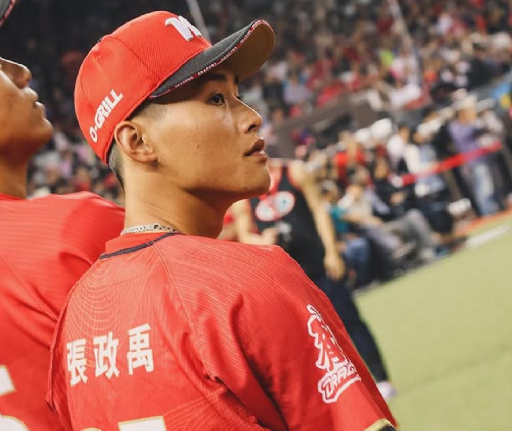 味全龍球星張政禹桃園球場旁出車禍 男大生遭撞骨折 味全龍球星張政禹桃園球場旁出車禍 男大生遭撞骨折