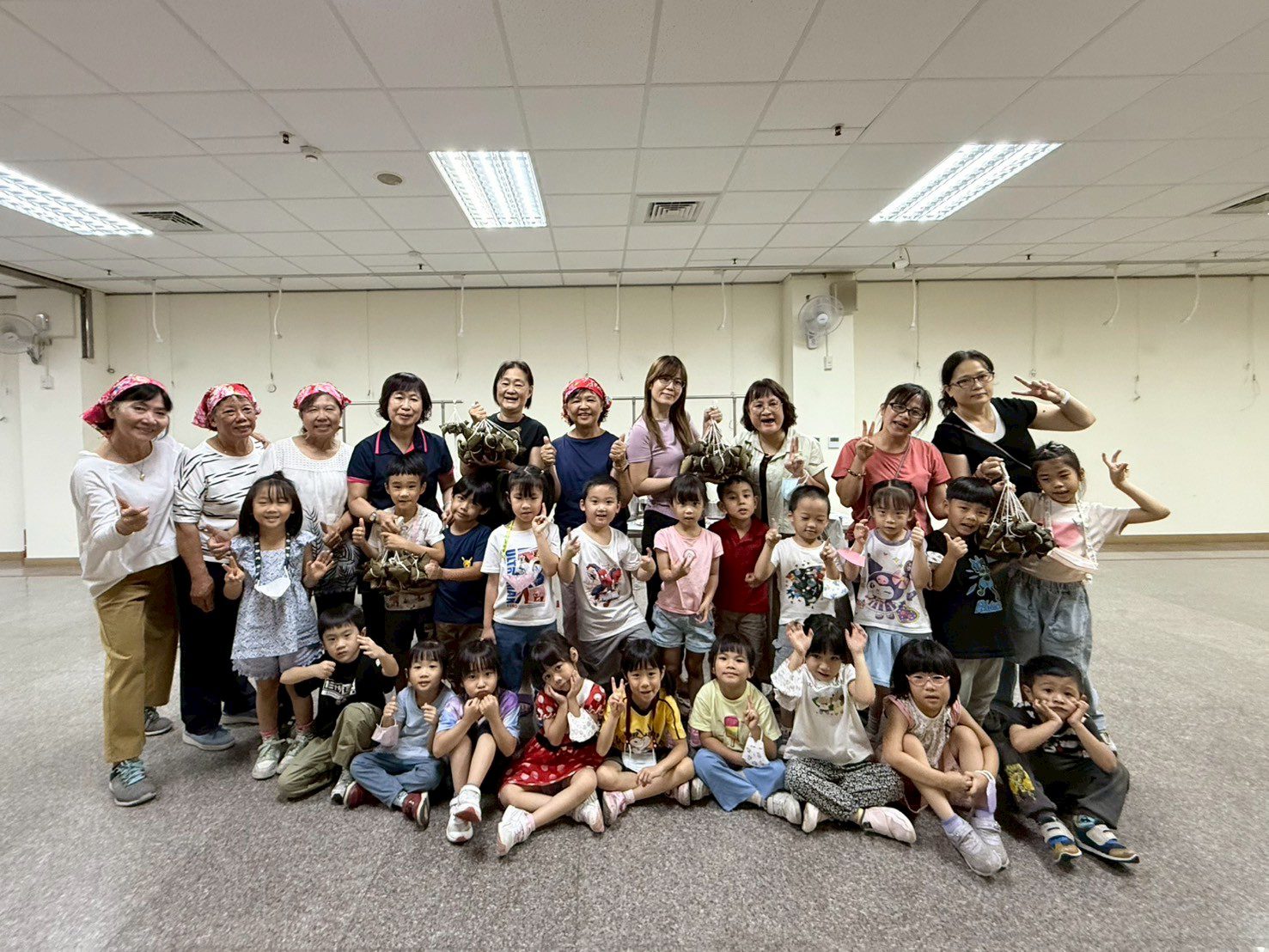 高雄客委會端午傳統文化扎根  幼童首次包粽驚喜連連