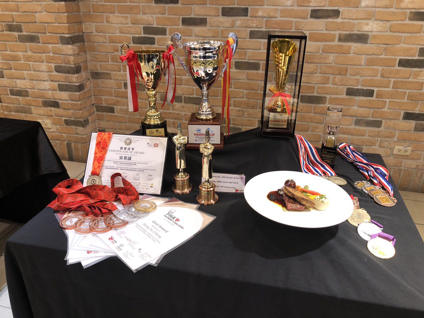 高餐大以實力征服亞洲最大廚藝賽事 新加坡國際廚藝挑戰賽奪26面獎牌