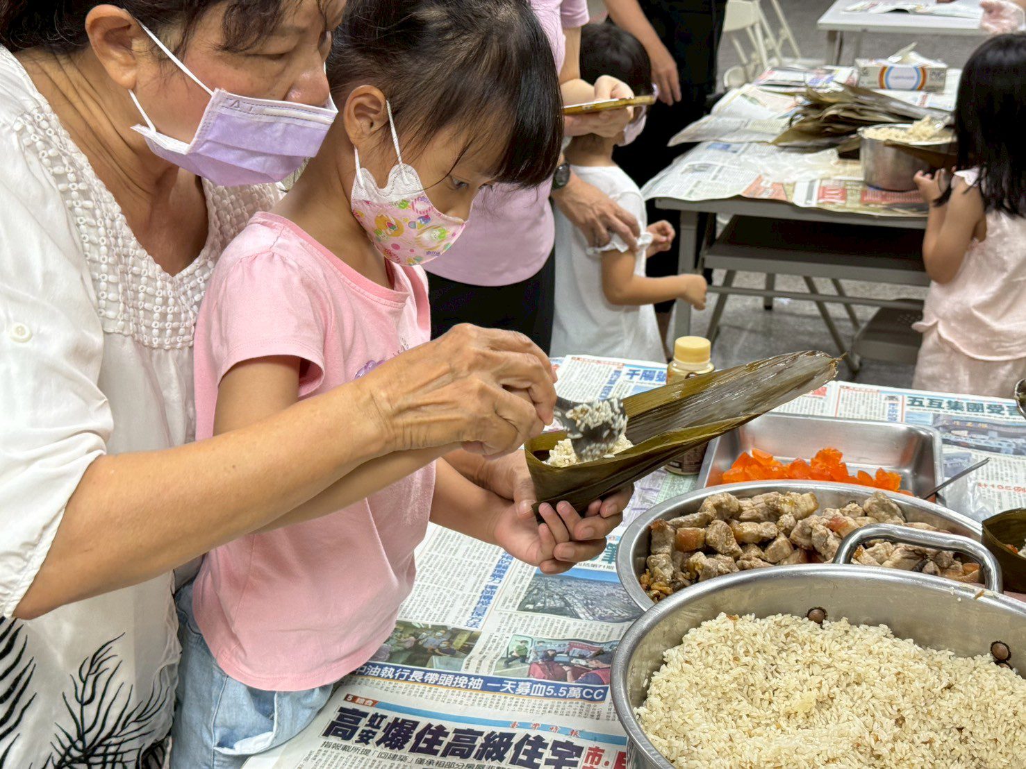 火焰蟲非營利幼兒園幼兒首次體驗端午包粽 新奇有趣 火焰蟲非營利幼兒園幼兒首次體驗端午包粽 新奇有趣