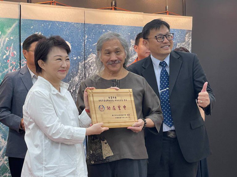 何木火彩墨畫展大里高中展出 勉青年校友勇敢逐夢不畏挑戰 何木火彩墨畫展大里高中展出 勉青年校友勇敢逐夢不畏挑戰