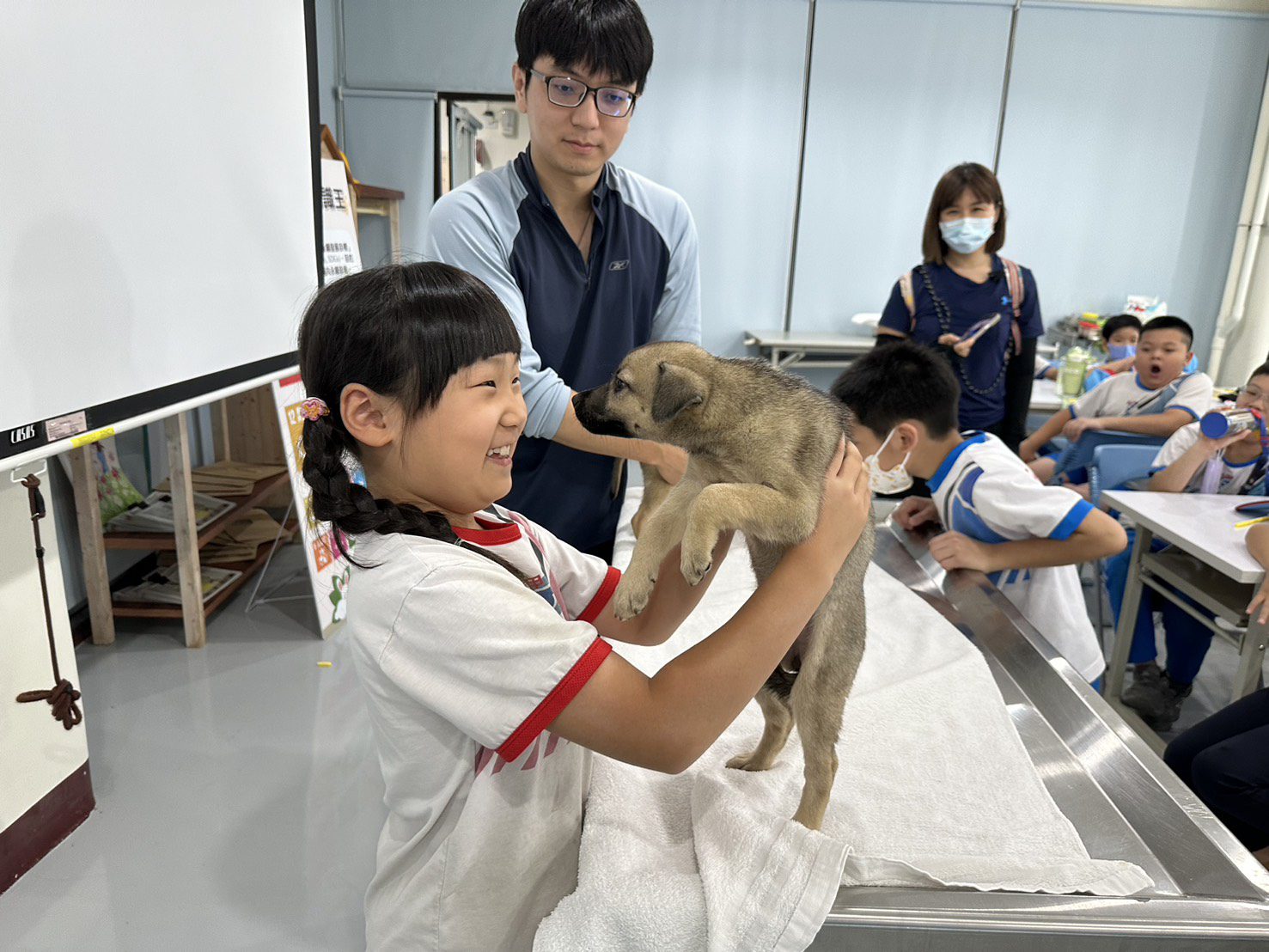 小學校長化身動保志工,用行動教會孩子尊重生命 親上第一線開講生命教育,讓環教現場更有溫度 小學校長化身動保志工,用行動教會孩子尊重生命 親上第一線開講生命教育,讓環教現場更有溫度