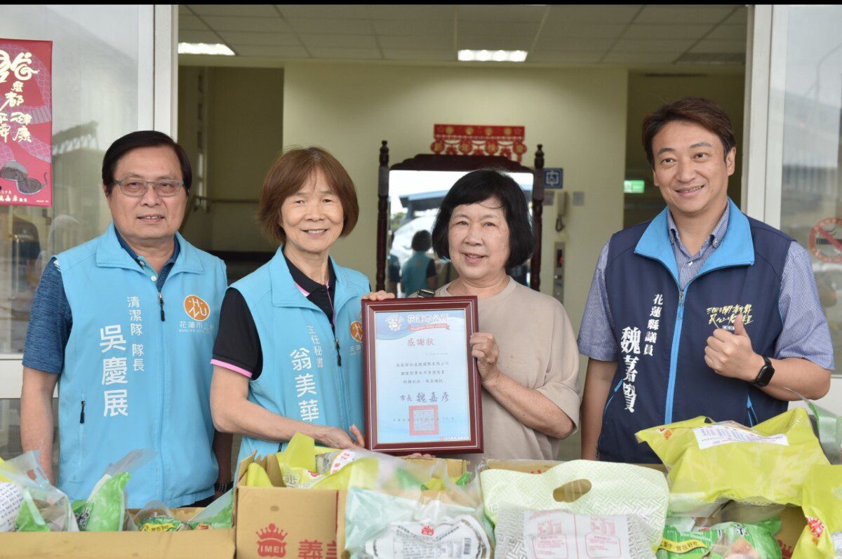 松成號端午前夕贈粽子 感謝清潔隊員辛勞維護市容 松成號端午前夕贈粽子 感謝清潔隊員辛勞維護市容