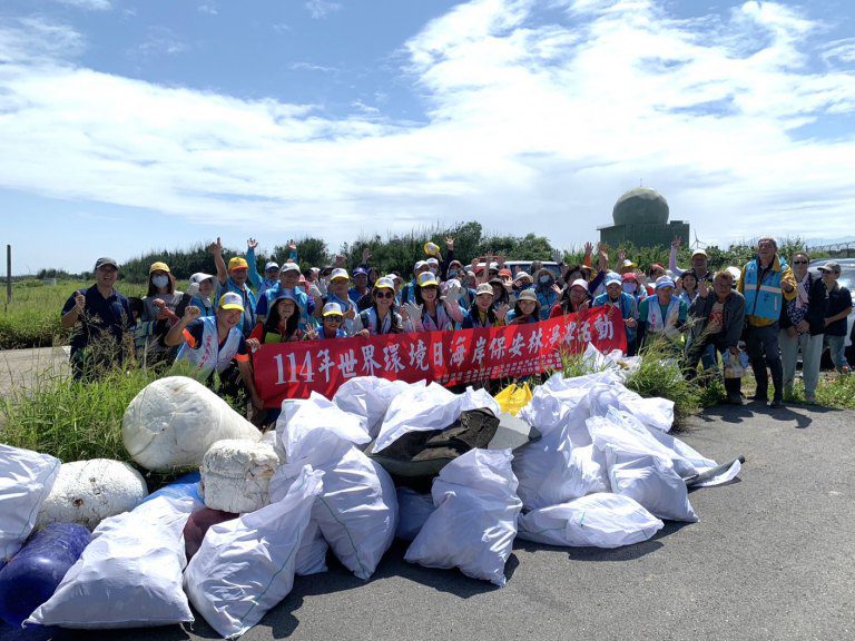 攜手護海洋 林業保育署新竹分署結合苗栗縣後龍鎮在地社團淨灘愛地球! 攜手護海洋 林業保育署新竹分署結合苗栗縣後龍鎮在地社團淨灘愛地球!
