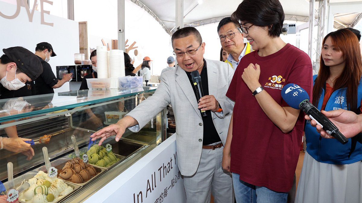 南投巧克力咖啡節開幕 千人體驗手搖特調 咖波無人機秀吸睛 南投巧克力咖啡節開幕 千人體驗手搖特調 咖波無人機秀吸睛