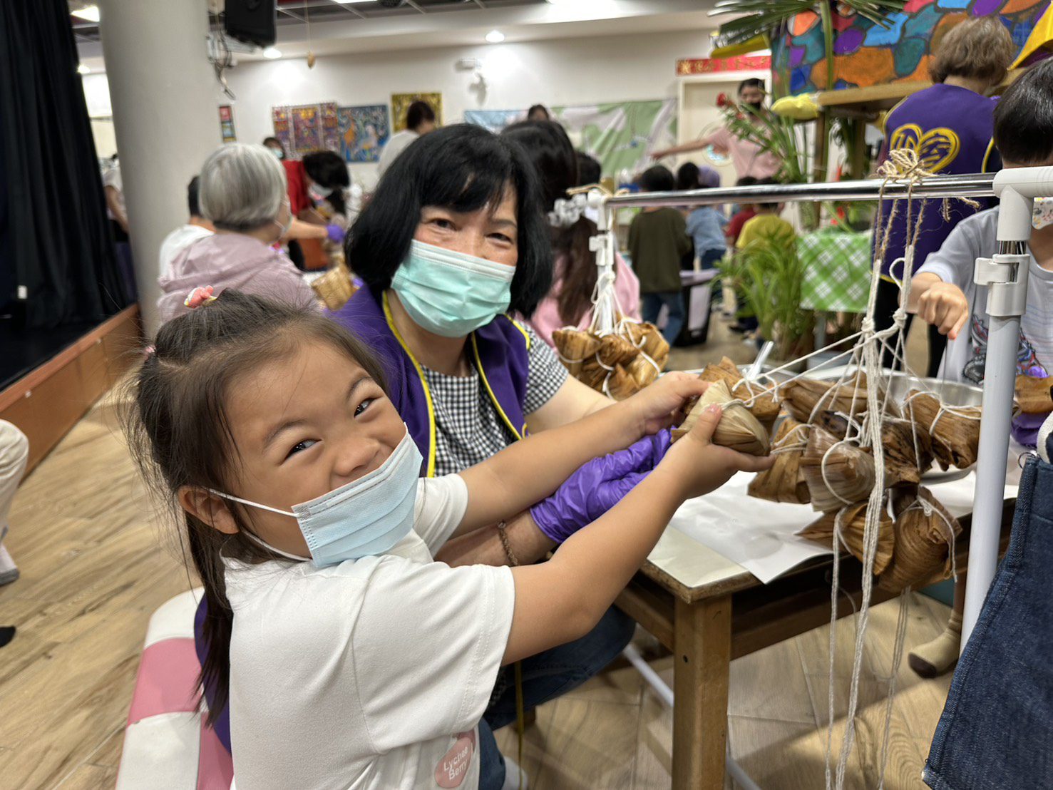 基隆老幼端午包肉粽趣　祖孫同樂粽飄香 thumbnail