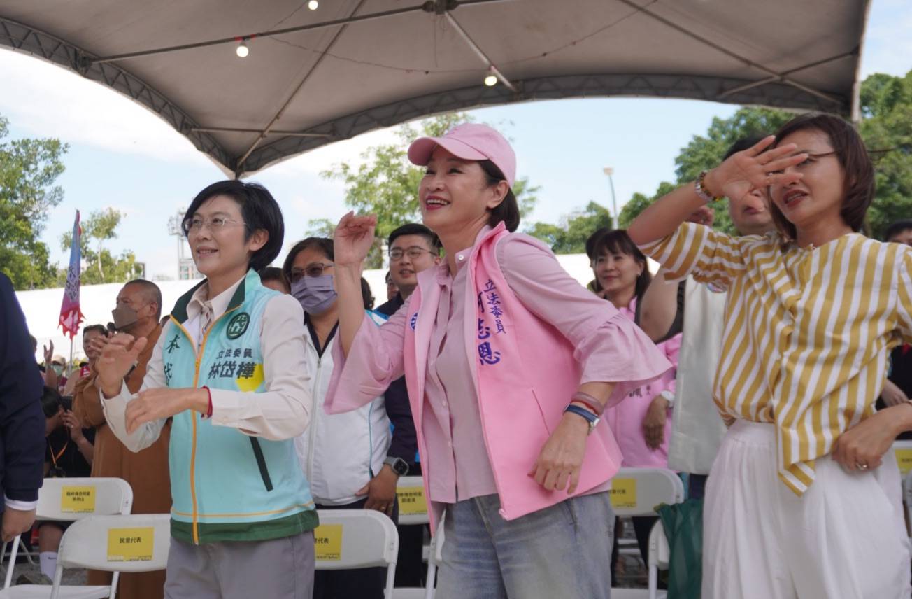 柯志恩受邀開幕愛河龍舟賽 秀英文祝賽事順利