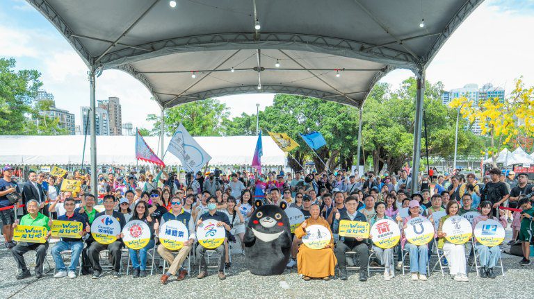 超強龍舟隊伍人氣啦啦隊集結愛河 陳其邁邀請民眾體驗熱血端午龍舟活動 超強龍舟隊伍人氣啦啦隊集結愛河 陳其邁邀請民眾體驗熱血端午龍舟活動