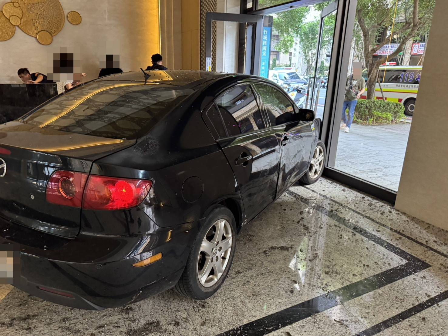 桃園男不滿爭執失控 怒帶3歲兒衝撞社區警衛櫃台 桃園男不滿爭執失控 怒帶3歲兒衝撞社區警衛櫃台