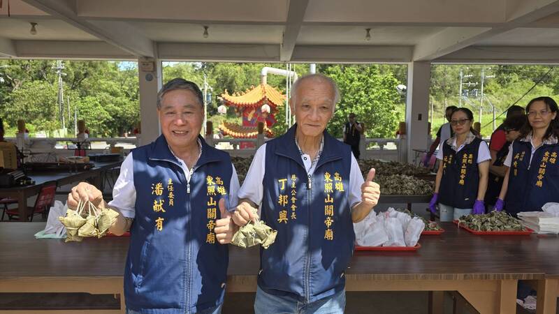 高雄東照山關帝廟端午送萬顆粽  大排長龍  氣氛熱絡