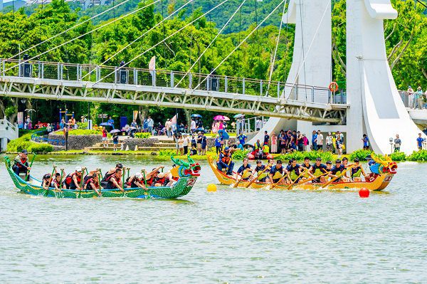 龍潭大池龍舟競賽 百餘支隊伍競爭激烈 龍潭大池龍舟競賽 百餘支隊伍競爭激烈