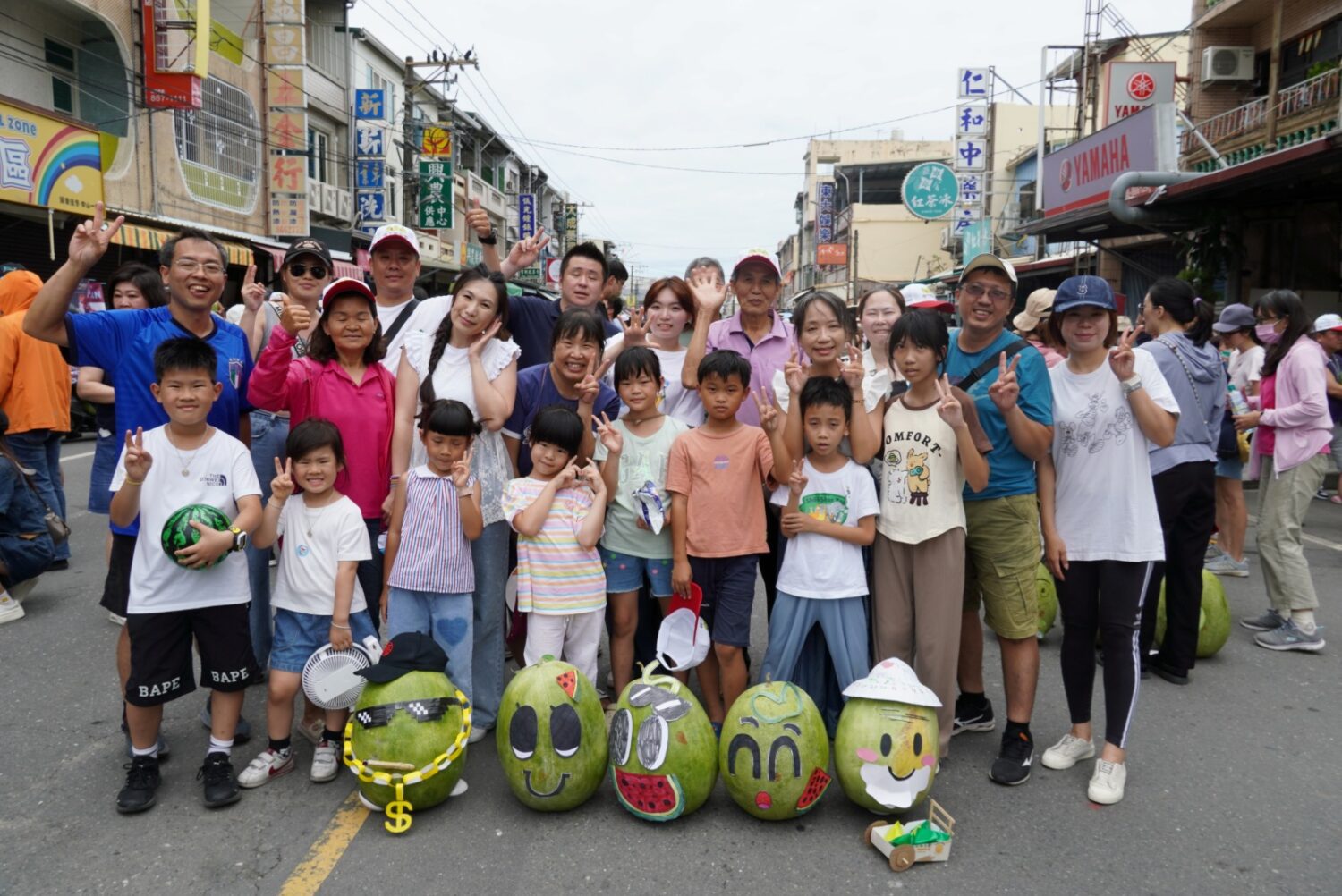 屏縣佳冬端午封街立西瓜 880顆瓜齊立超壯觀 屏縣佳冬端午封街立西瓜 880顆瓜齊立超壯觀