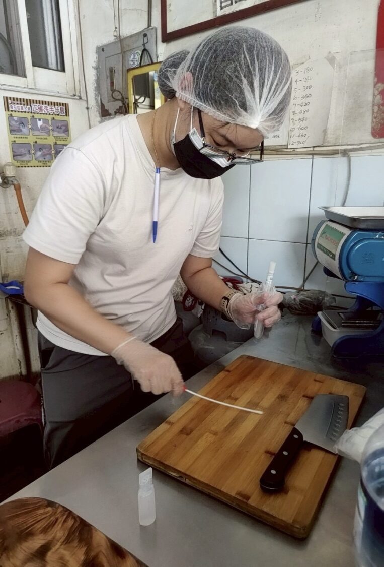 橋頭區知名潤餅店發生食物中毒意外 高雄市府衛生局派員稽查 橋頭區知名潤餅店發生食物中毒意外 高雄市府衛生局派員稽查