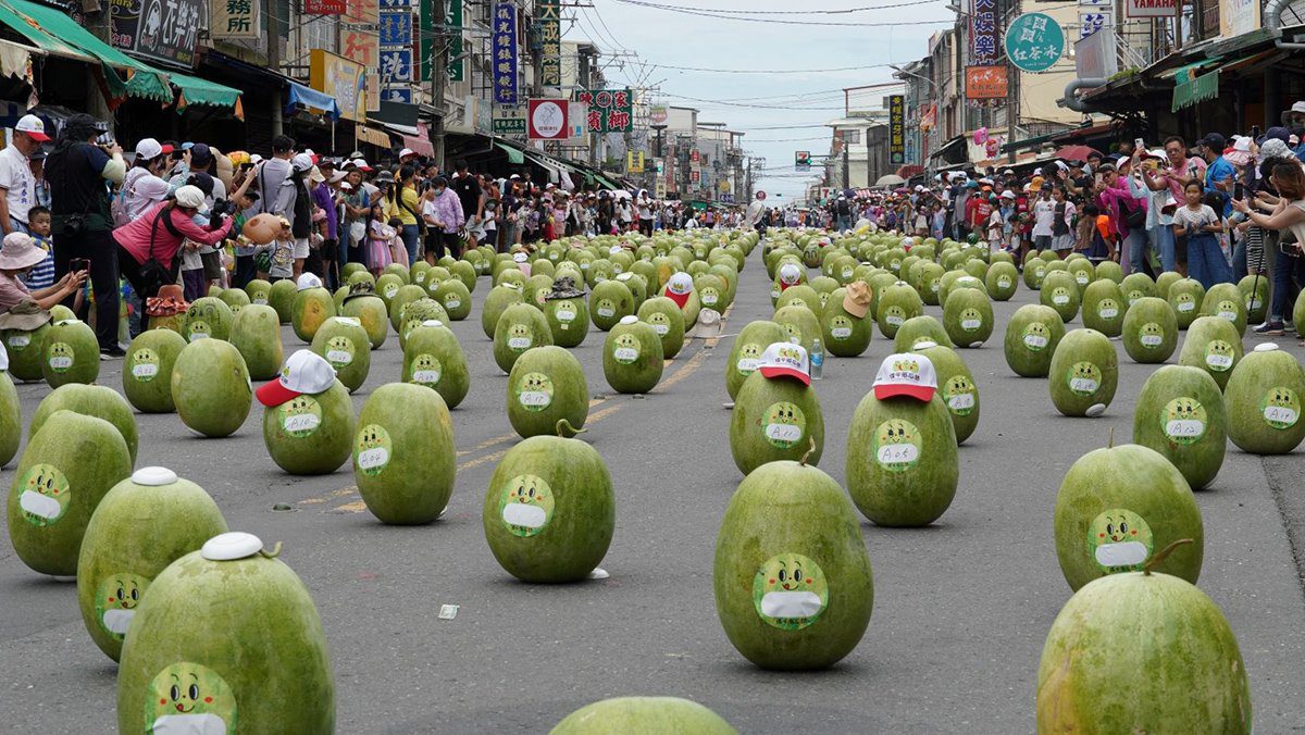 端午立西瓜!屏東佳冬封街立瓜888顆壯觀登場 端午立西瓜!屏東佳冬封街立瓜888顆壯觀登場