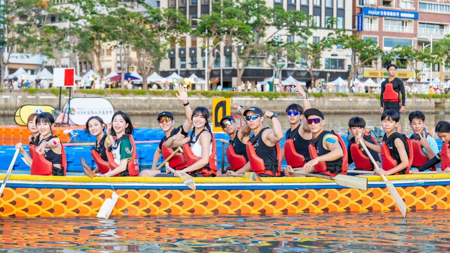 高雄龍舟賽第二天戰況激烈!明日決賽及國際友誼賽即將登場! 高雄龍舟賽第二天戰況激烈!明日決賽及國際友誼賽即將登場!