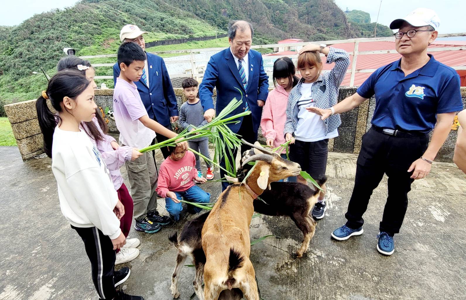 單車環島不忘公益 扶輪社贈羊推動生命教育