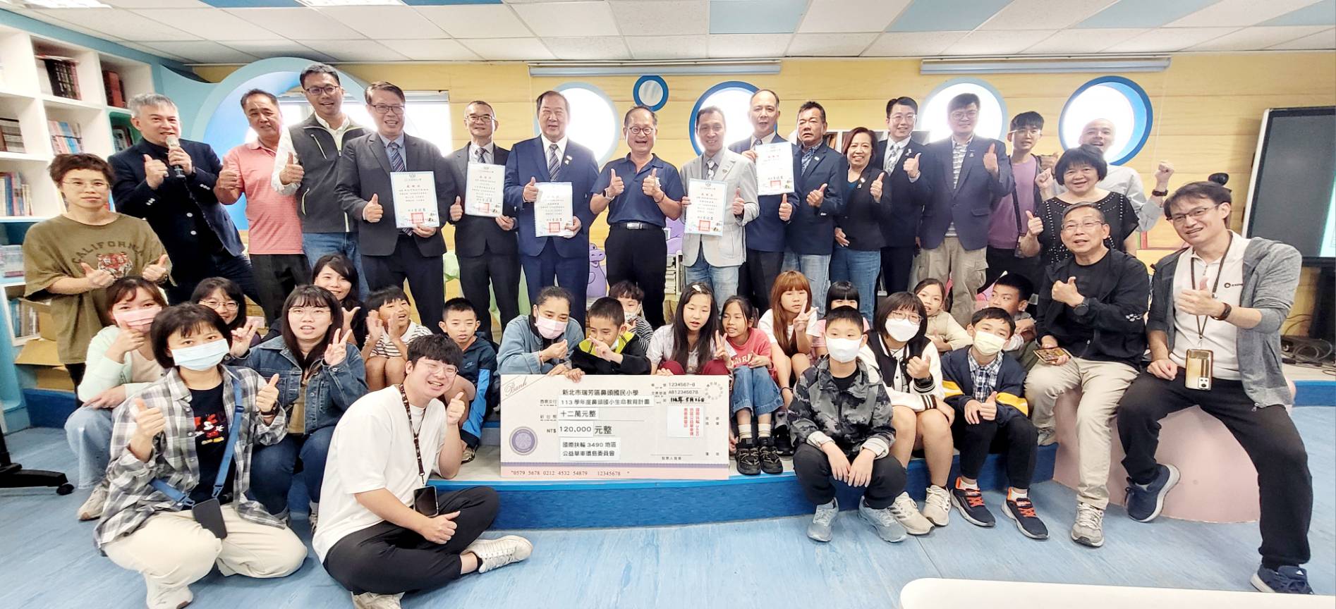 國際扶輪3490地區在單車環島行動中不忘公益關懷，（26）日前往東北角鼻頭國小，舉辦羊隻捐贈儀式，促成豐珠中學捐贈三頭山羊作為鼻頭國小學生的「生命教育夥伴」，正式啟動「咩咩小幫手」計畫，結合生命教育與生態保育，為偏鄉校園注入新的學習動能。