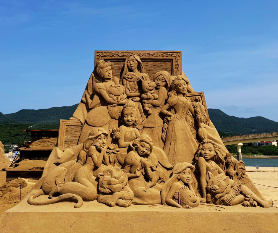2025福隆國際沙雕藝術季再次結合迪士尼品牌主題,打造「迪士尼仲夏歡樂祭」主題沙雕展,活動將在5月24日至9月30日於福隆海水浴場盛大開展,5月24日開幕當日中午12點前,凡12歲以下孩童,穿著迪士尼人物角色相關配件服飾,就可免費入場。(照片由交通部觀光署東北角及宜蘭海岸國家風景區管理處提供)