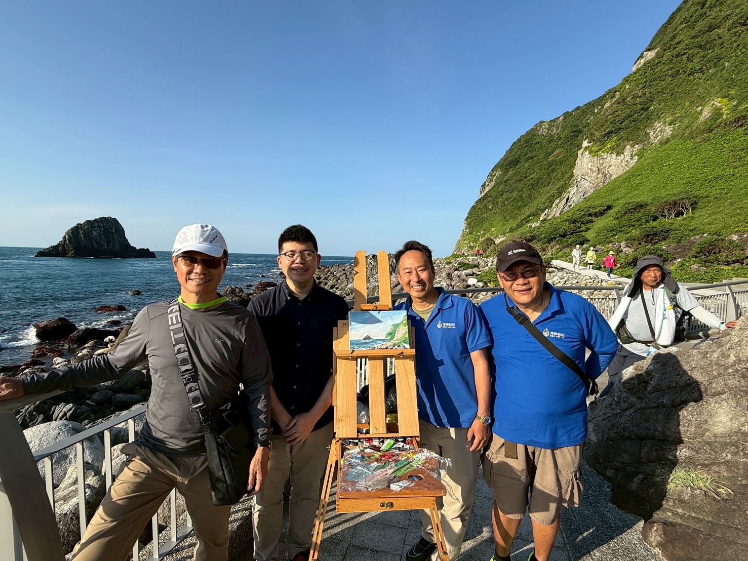 黃進龍教授(左1)表示某機緣下與鉅隆及萬豪船隊的負責人項彥豪船長(右2)聊到,每次在和平島遠望基隆嶼,總好奇島上到底是怎樣的風光,而由島上看基隆又是什麼光景,沒想到項彥豪船長二話不說的表達,願意玉成美事,帶領師大同學至基隆嶼寫生,也成就今日之事。