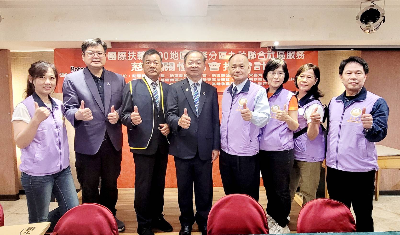 基隆市慈悲關懷協會副理事長劉經緯(右4)代表理事長吳國勝前來感謝大家的善舉。