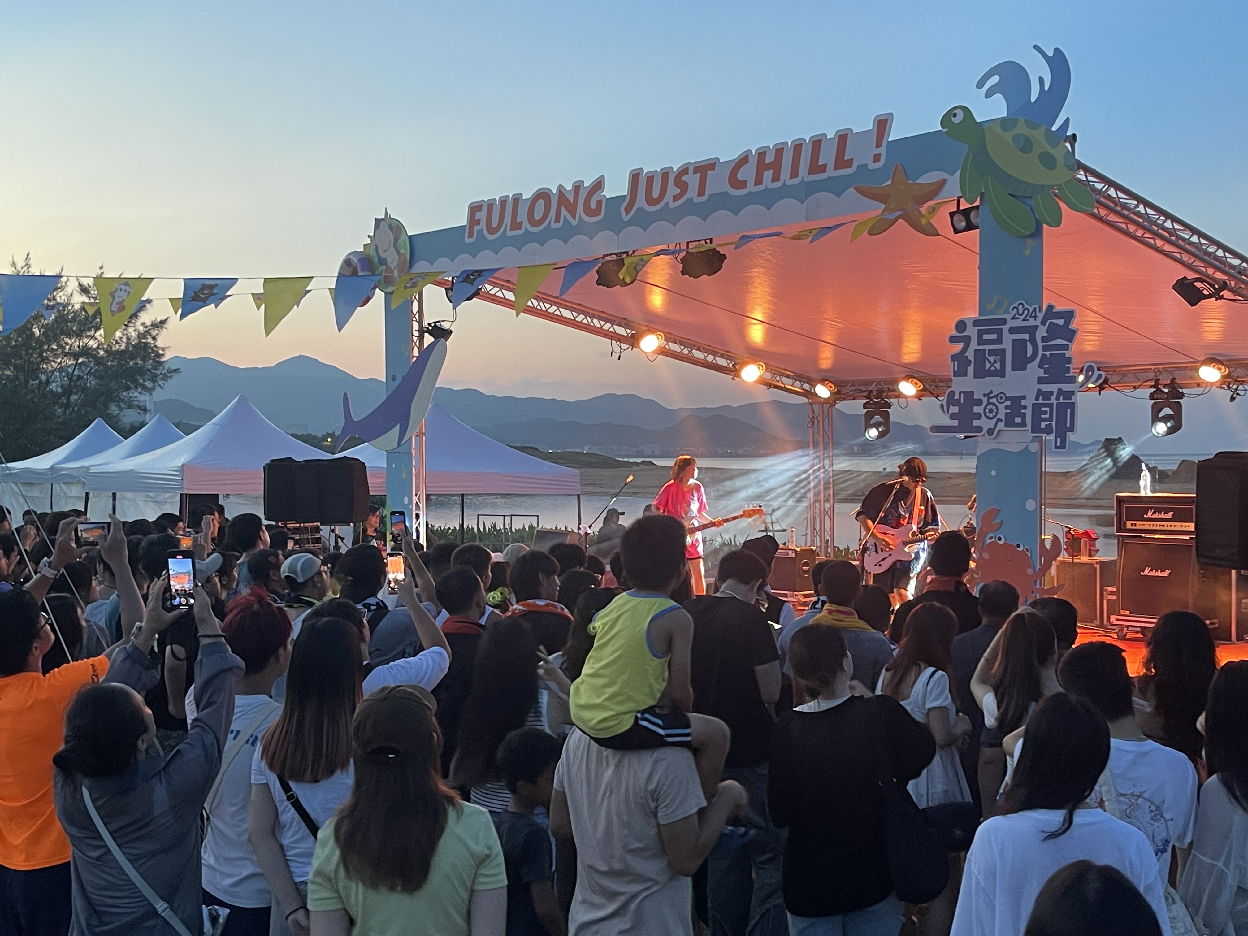 照片是去年廣受好評的音樂會與市集活動,今年則將於盛夏的8月份登場,這個結合「海風音樂會」與「山海市集」,為期兩天的大型主題盛宴(8/9-8/10),融合音樂、美食與市集,邀請民眾在海風與夕陽的相伴下,共享夏日時光。(照片由交通部觀光署東北角及宜蘭海岸國家風景區管理處提供)