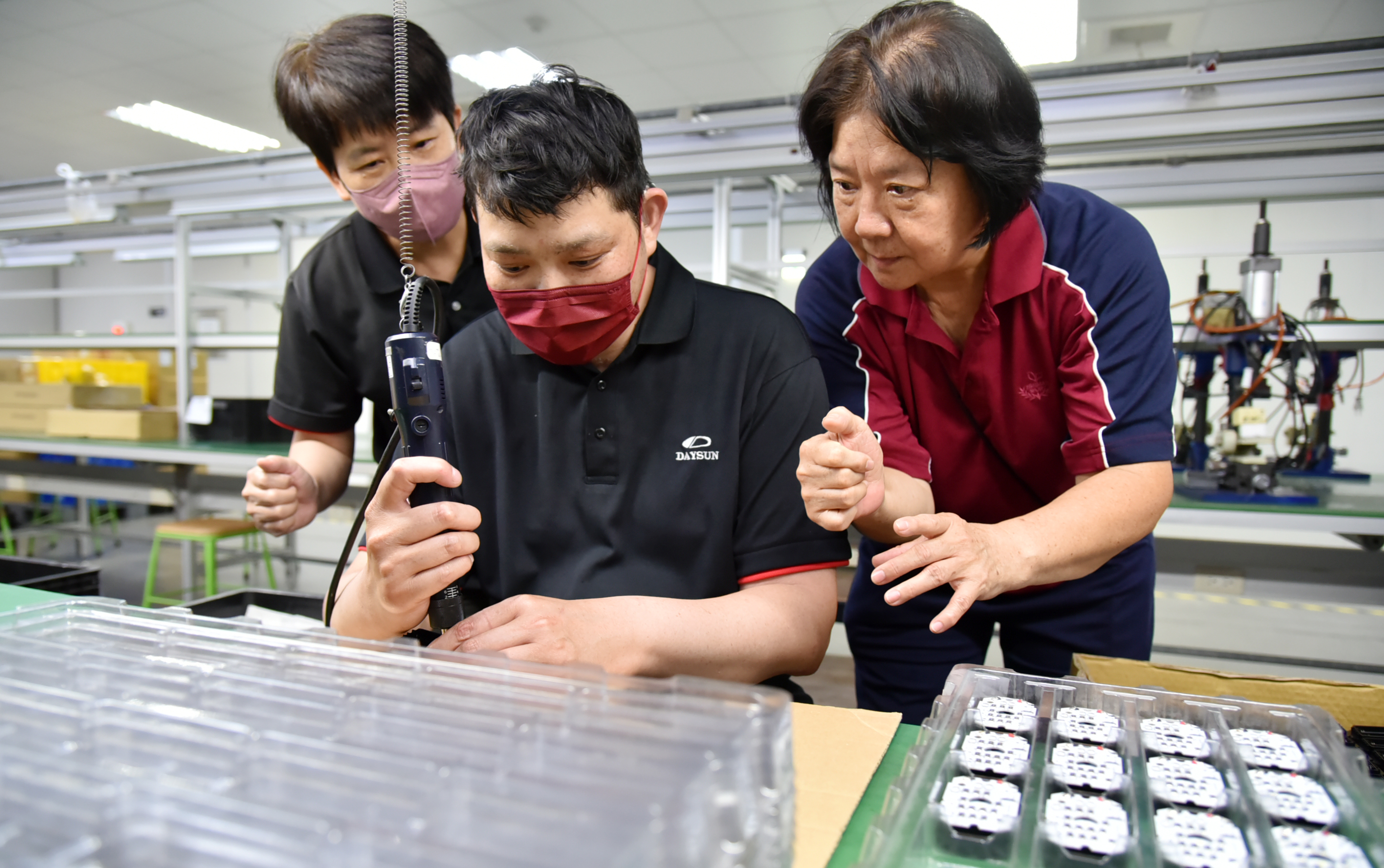 勞動部2計畫當後盾 助重度聽障技術員穩定就業