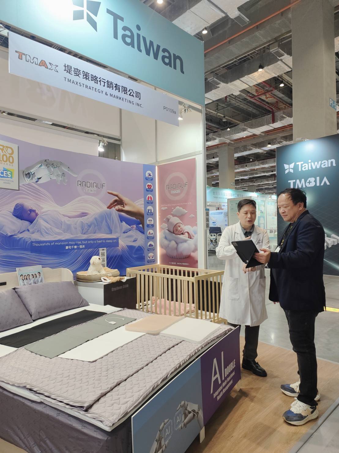 參與這項技術開發的台灣百大名醫郭威廷(左1)也親自在展區介紹「雙AI健康感測系統」。