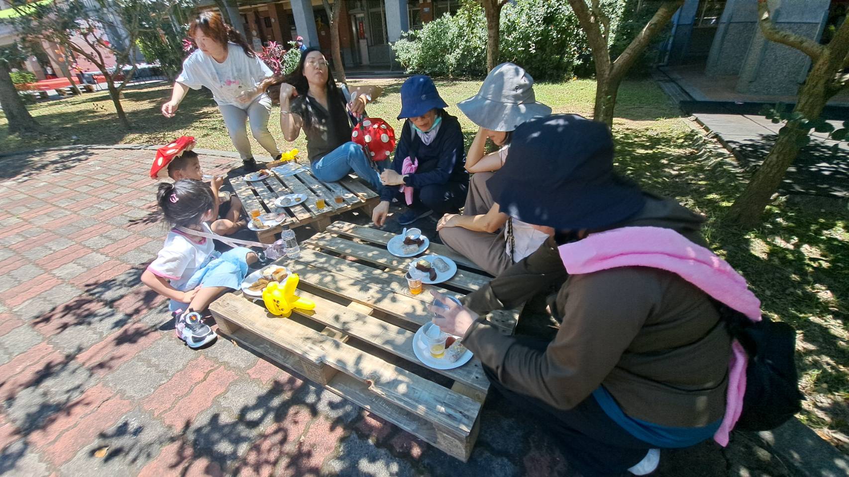 今天「下冬天經濟-金山冬天有香菇」活動,除了彩田友善農作整體規劃串香菇比賽及「菇朋引伴的野餐同樂會」之外,金山在地的小學生們也一起響應這個「推廣下冬天經濟」,對金山別具意義的活動。