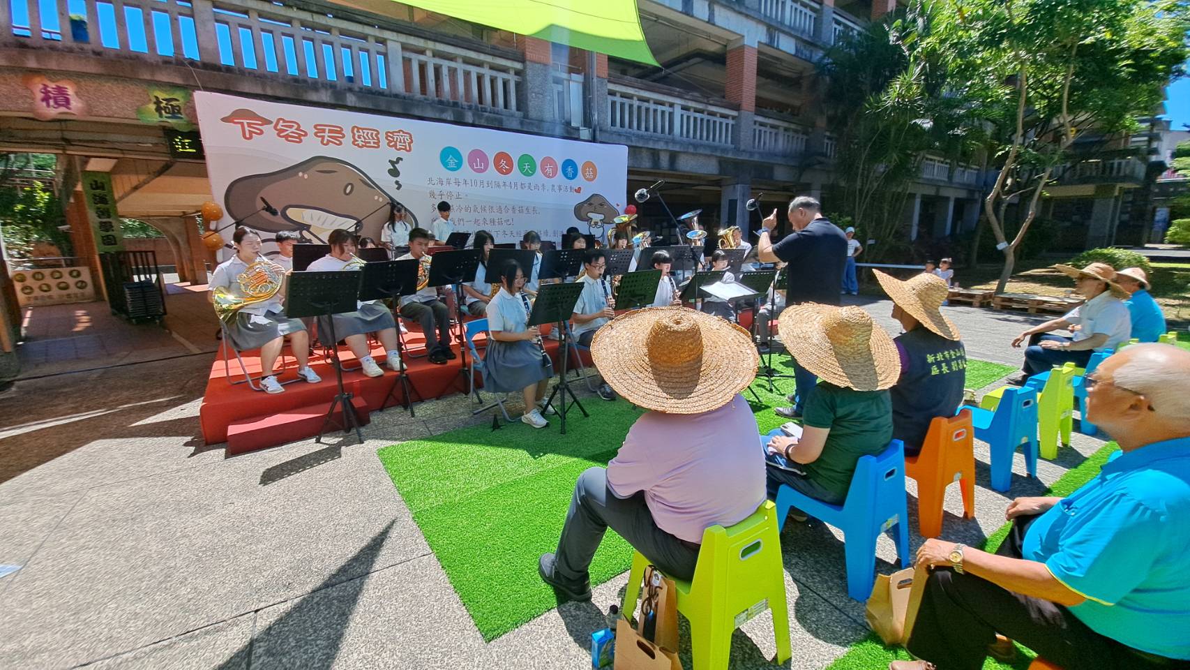 新北市立金山高中管樂團以多首樂曲演奏,為新北金山區下冬天經濟活動揭開序幕。