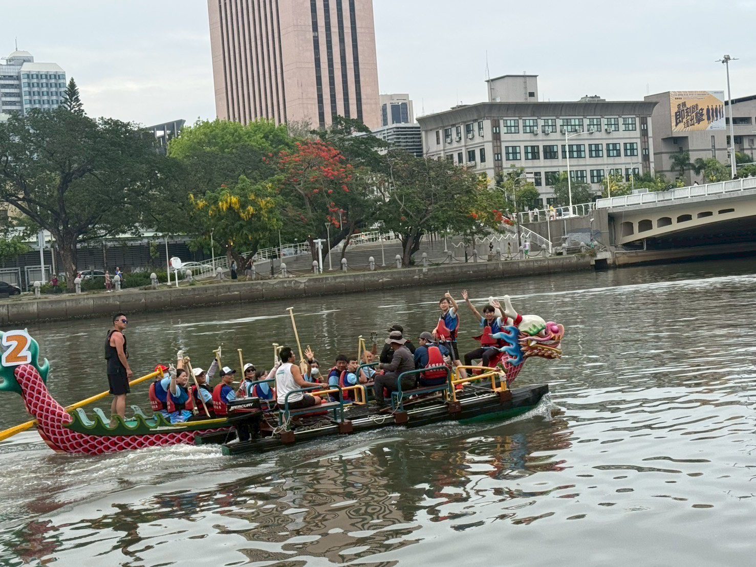 2025高雄龍舟賽再添感動 平均55歲身障選手勇闖水上競技 2025高雄龍舟賽再添感動 平均55歲身障選手勇闖水上競技