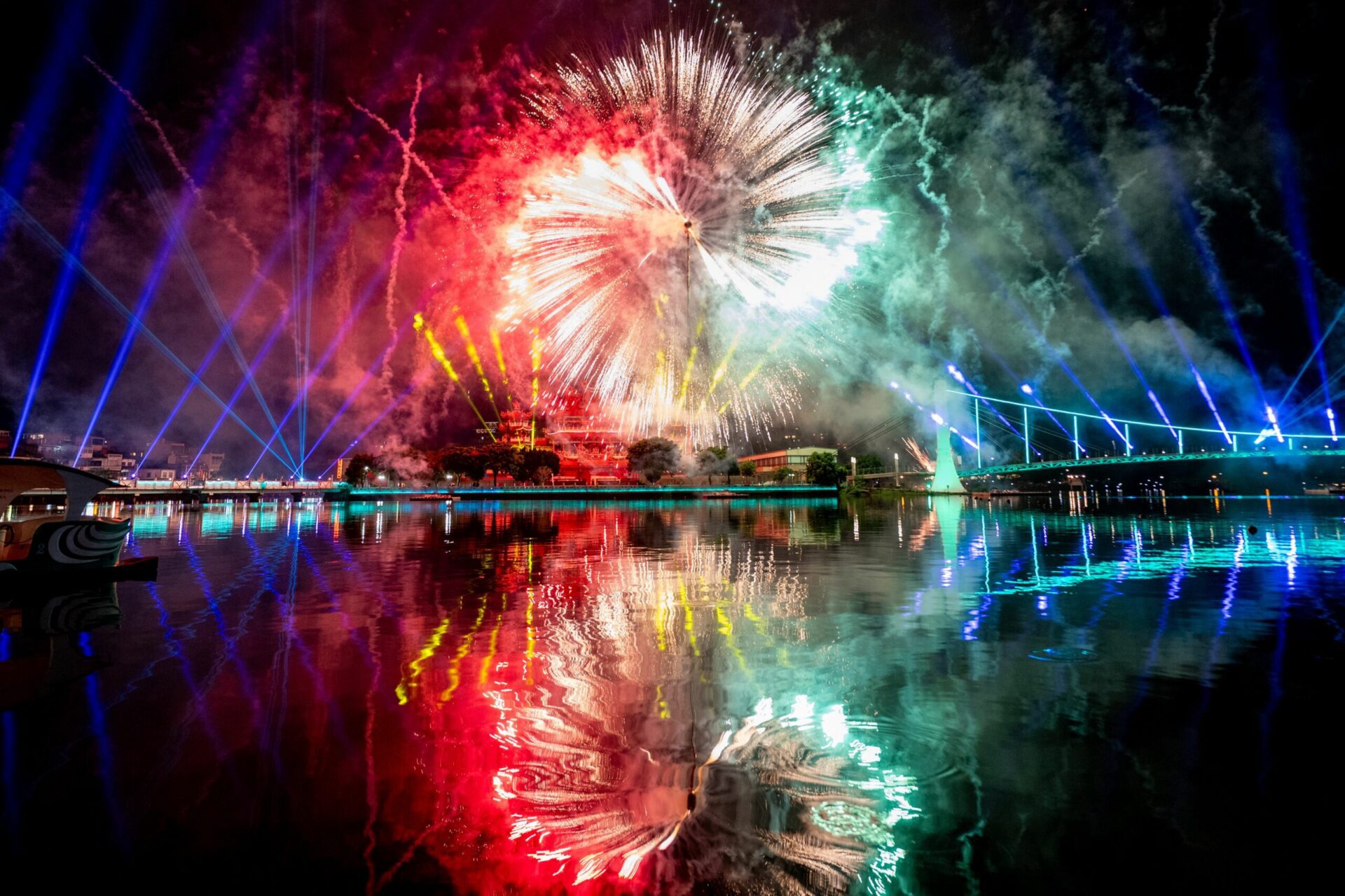 龍潭歸鄉文化節「花火之夜」燦爛登場 打造傳統與現代交融節慶風采 龍潭歸鄉文化節「花火之夜」燦爛登場 打造傳統與現代交融節慶風采