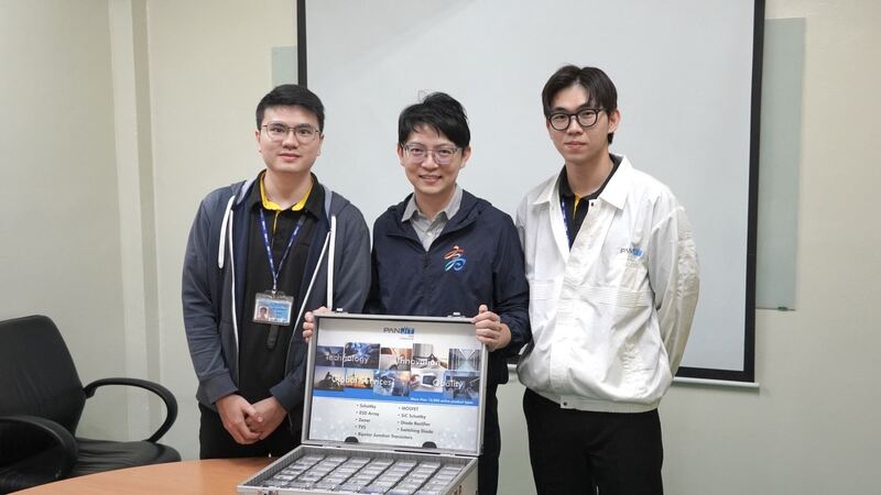 兩人同名同姓又同校同系,還同屆同時進入同公司實習後任職 兩人同名同姓又同校同系,還同屆同時進入同公司實習後任職