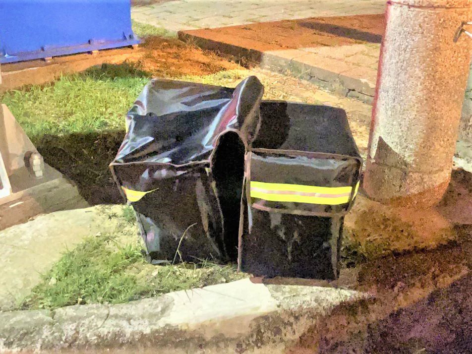 全新外送箱置路邊 公園警調閱監視器尋失主 全新外送箱置路邊 公園警調閱監視器尋失主