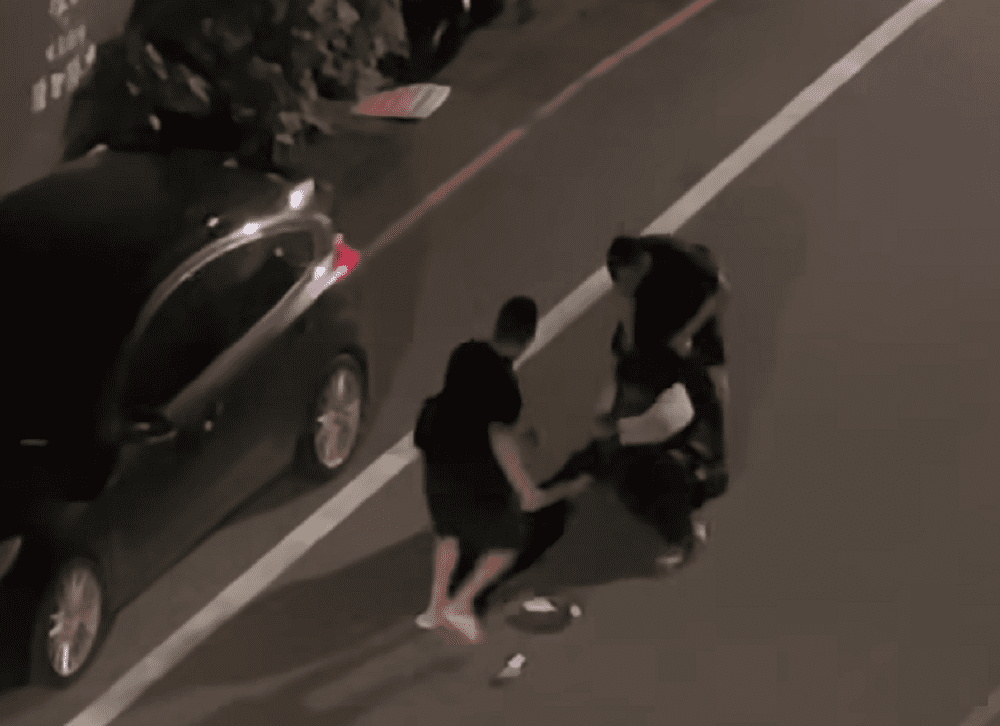 疑流浪漢遭醉漢當街毆打 壢警出手了