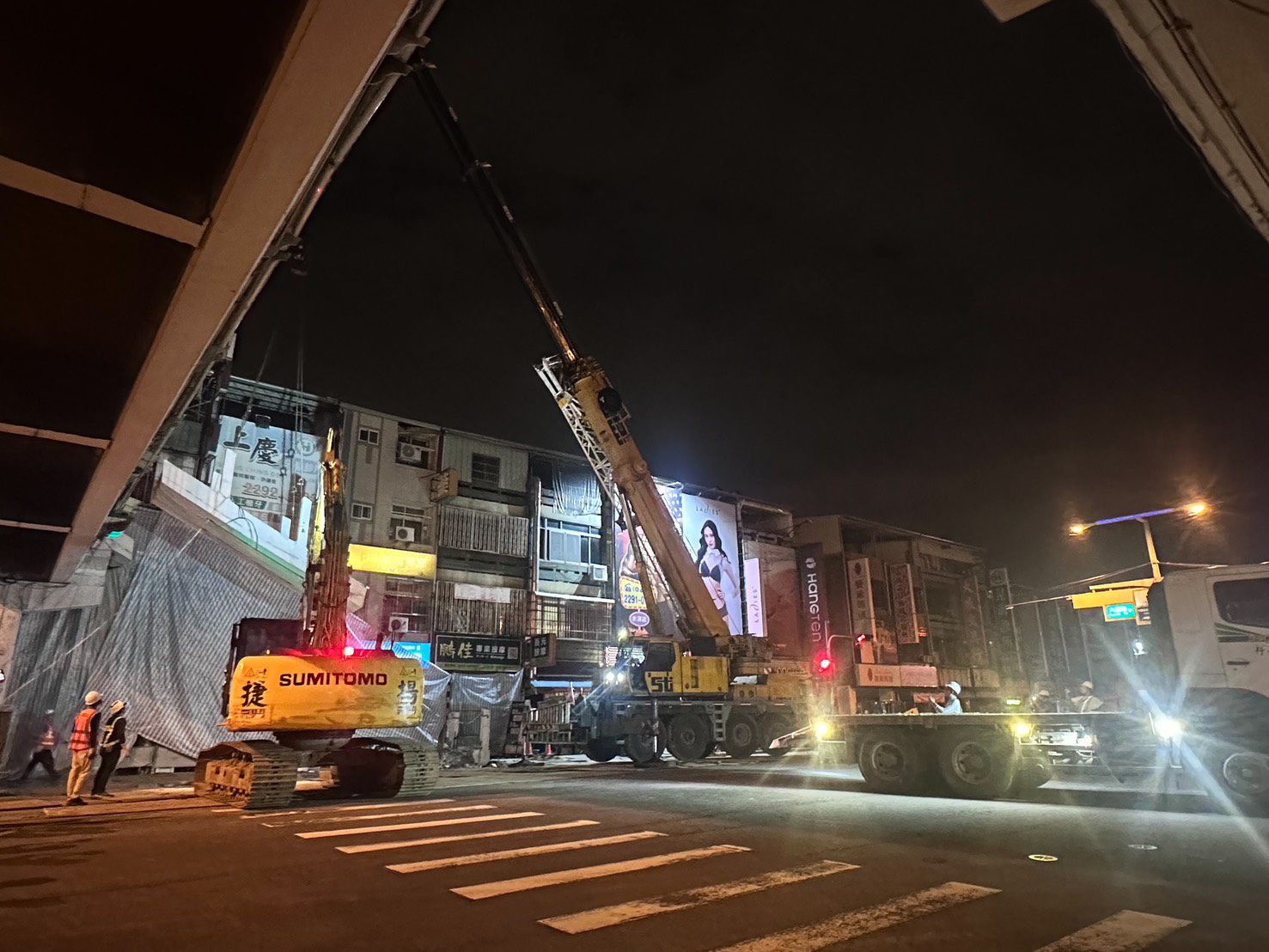 中市建設局三天高效拆除老舊天橋 城市通行更安全 中市建設局三天高效拆除老舊天橋 城市通行更安全