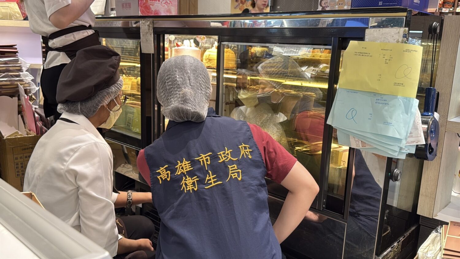 民眾爆料漢神巨蛋百貨購買歐具拉烘焙業者之蛋糕竟有蟑螂 衛生局派員稽查 民眾爆料漢神巨蛋百貨購買歐具拉烘焙業者之蛋糕竟有蟑螂 衛生局派員稽查