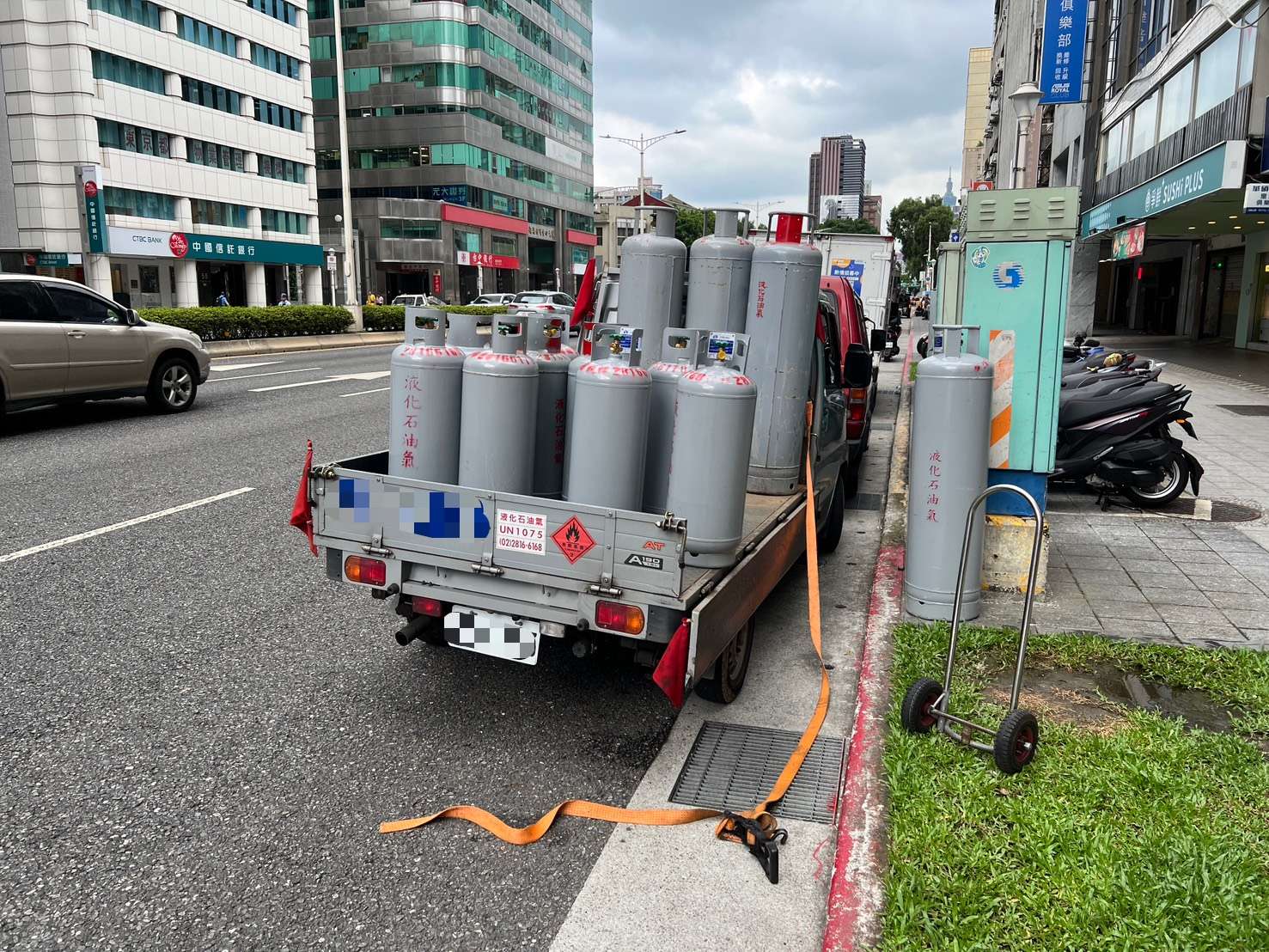 國產複材瓦斯桶的突圍之路 1|從「扛不動」到「一手拎」 複材桶掀起瓦斯配送革命 國產複材瓦斯桶的突圍之路 1|從「扛不動」到「一手拎」 複材桶掀起瓦斯配送革命