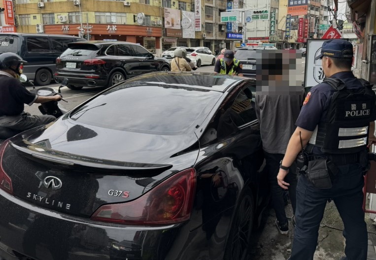 男子二次懸掛假車牌上路 同遭警員黃昱維查獲送辦 男子二次懸掛假車牌上路 同遭警員黃昱維查獲送辦