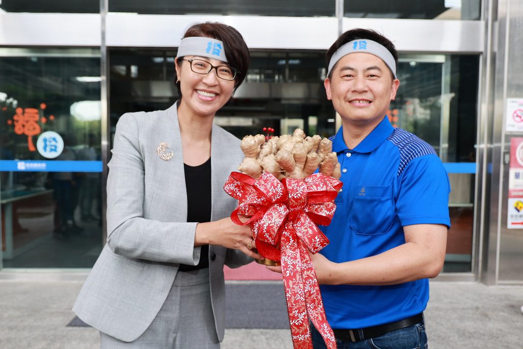 首屆全國青農運動會在南投 許縣長授旗盼旗開得勝 首屆全國青農運動會在南投 許縣長授旗盼旗開得勝