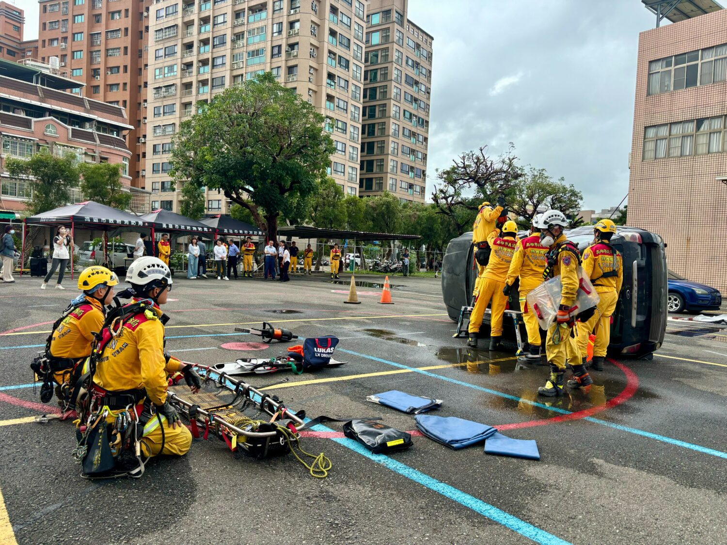 議會警消衛環委員會考察消防局特搜大隊  體驗消防救援裝備