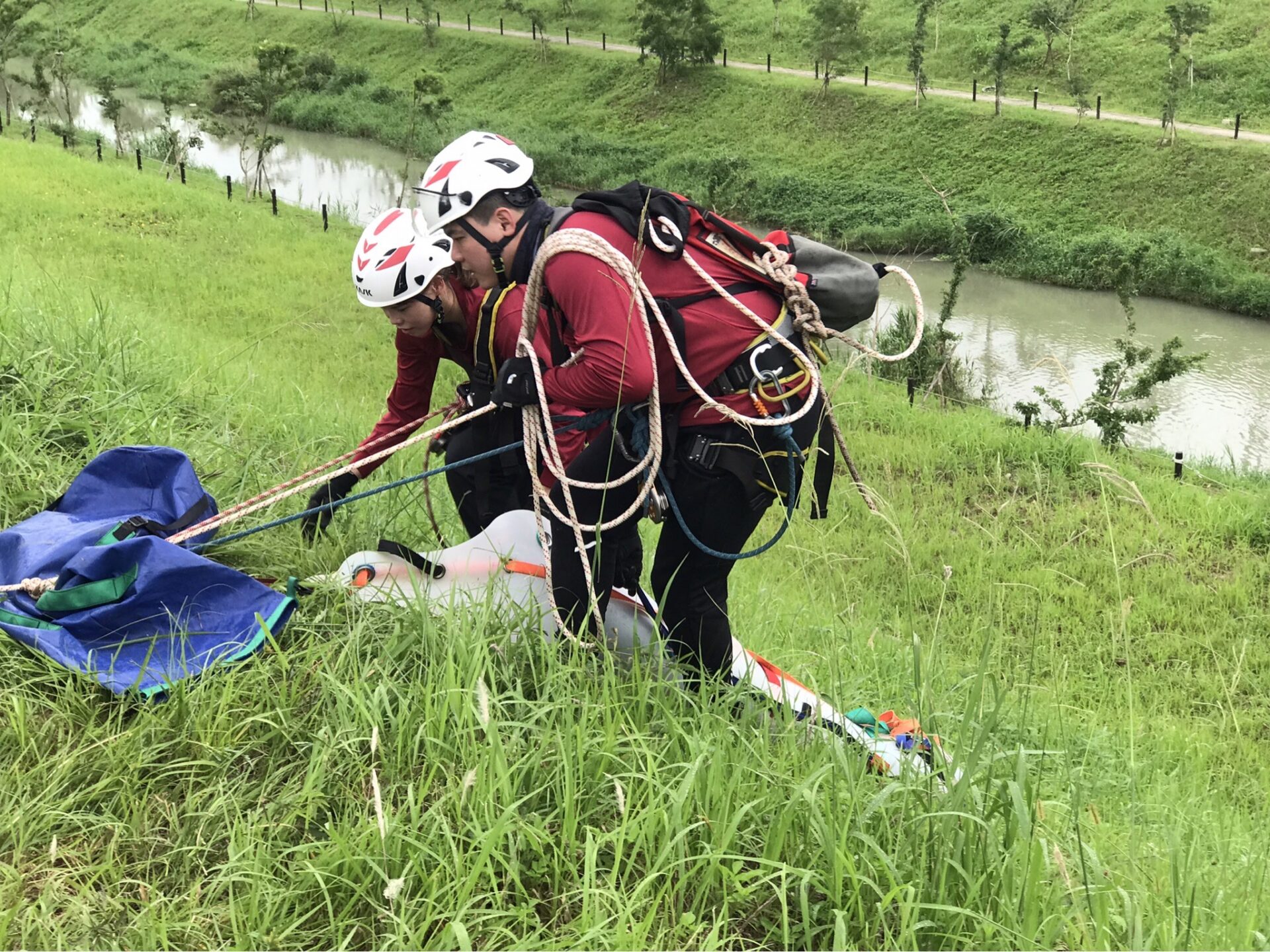 強化繩索救援實戰力 桃消圳頂分隊前進中庄土丘逼真演練 強化繩索救援實戰力 桃消圳頂分隊前進中庄土丘逼真演練