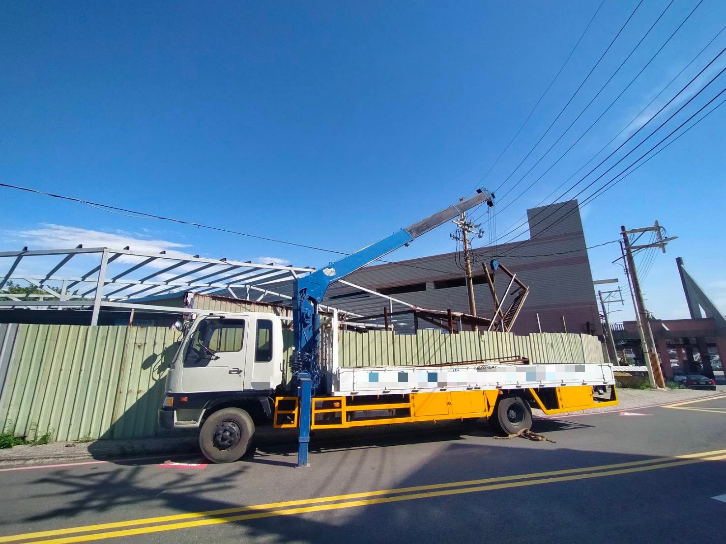 新屋吊車作業不慎勾電線 61歲工人觸電送醫不治