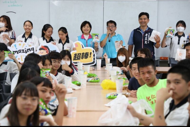 吉安鄉化仁國中多元藝能學子獲佳績游淑貞鄉長詹益萬送雞排乖乖鼓勵學子